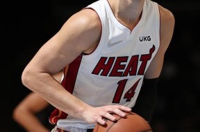 PG-JackeyLove连续五场比赛得分超过惊险取胜，热火挑战极限！的简单介绍